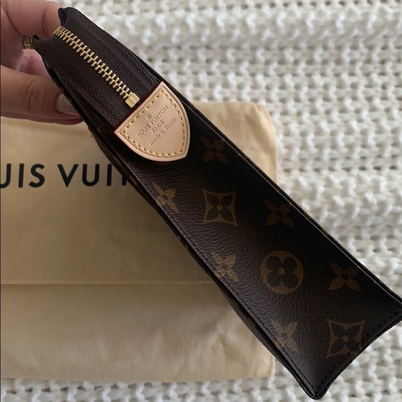 New Louis Vuitton Toiletry 26 - Picture 2 of 6